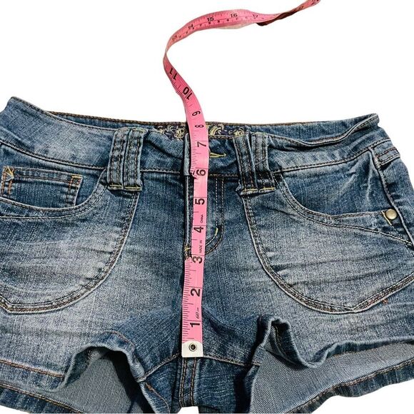 10/$25🦋 Truce Medium Wash Low Rise Denim Shorts - Size 5 - Picture 9 of 11